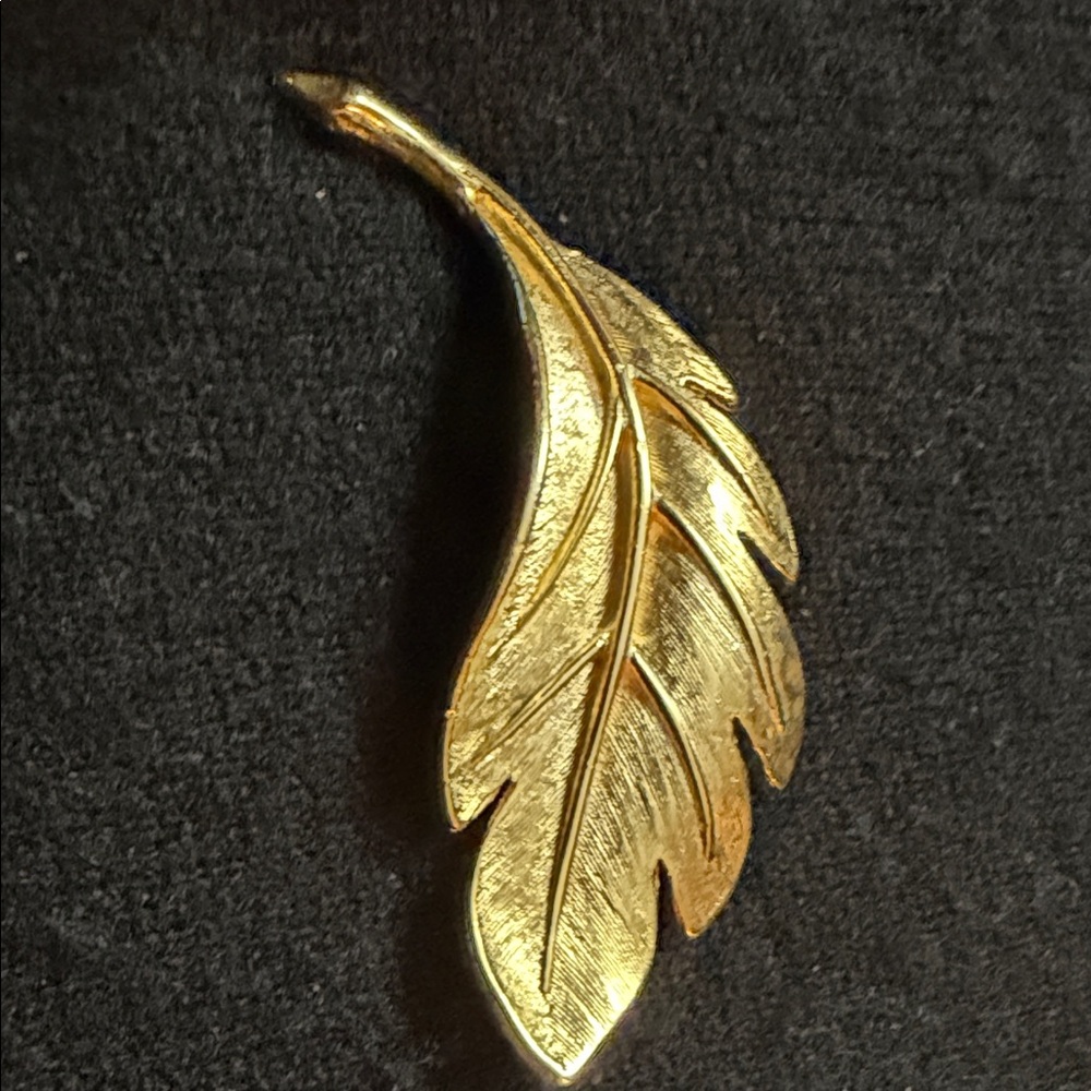 Elegant Gold-Toned Leaf Brooch